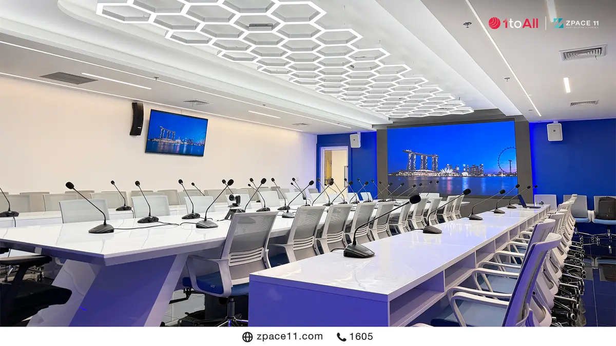 ห้องประชุมใหญ่ของหน่วยงานรัฐที่มีจอ LED และไมโครโฟนตั้งโต๊ะ
