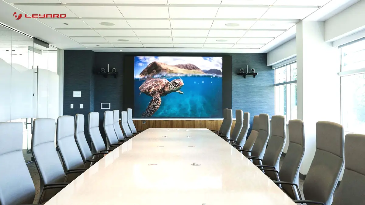 จอ LED ในห้องประชุมใหญ่ที่มีโต๊ะประชุมยาว