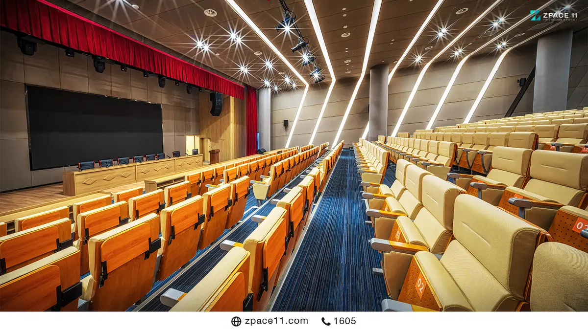 หอประชุมที่มีจอ LED ขนาดใหญ่ด้านหน้าเวที