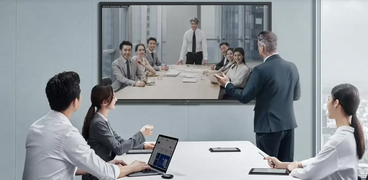 ห้องประชุมที่ใช้จอทัชสกรีนติดผนังประชุมทางไกลกับทีมอีกฝั่ง