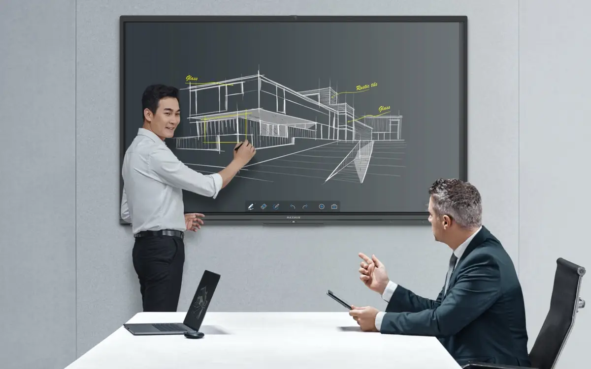 ผู้นำเสนอเขียนแบบอาคารบนจอทัชสกรีน MAXHUB ในห้องประชุม