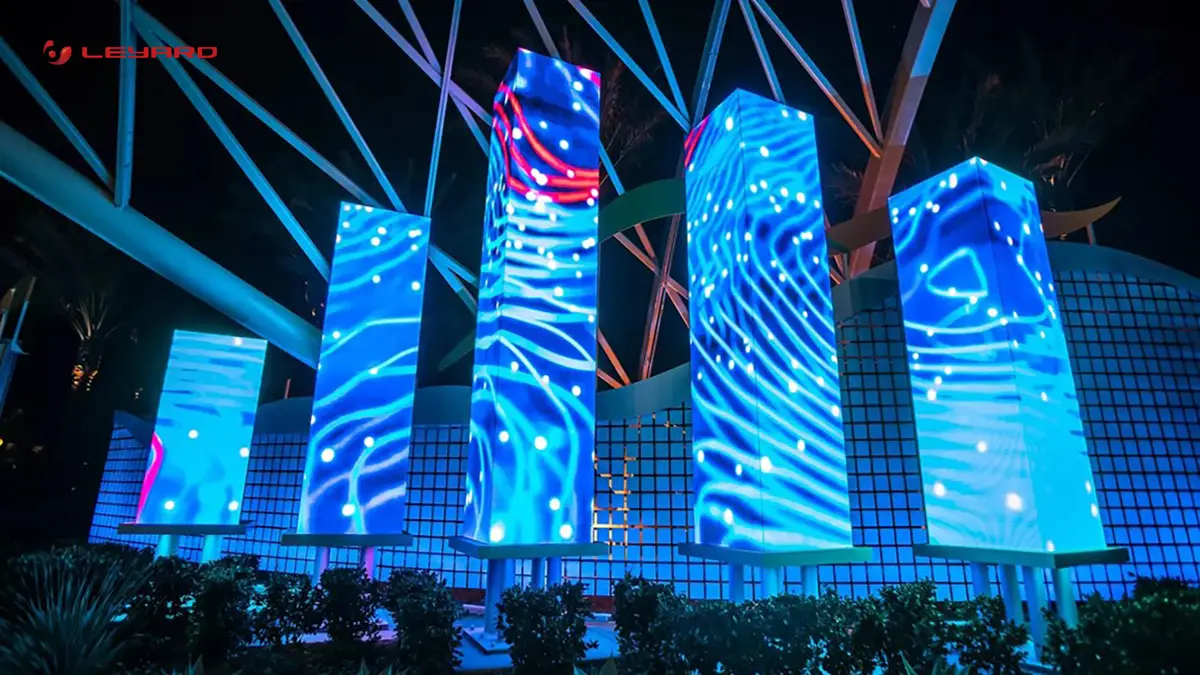 เสาจอ LED ทรงสี่เหลี่ยมเรียงกันกลางแจ้งยามค่ำ
