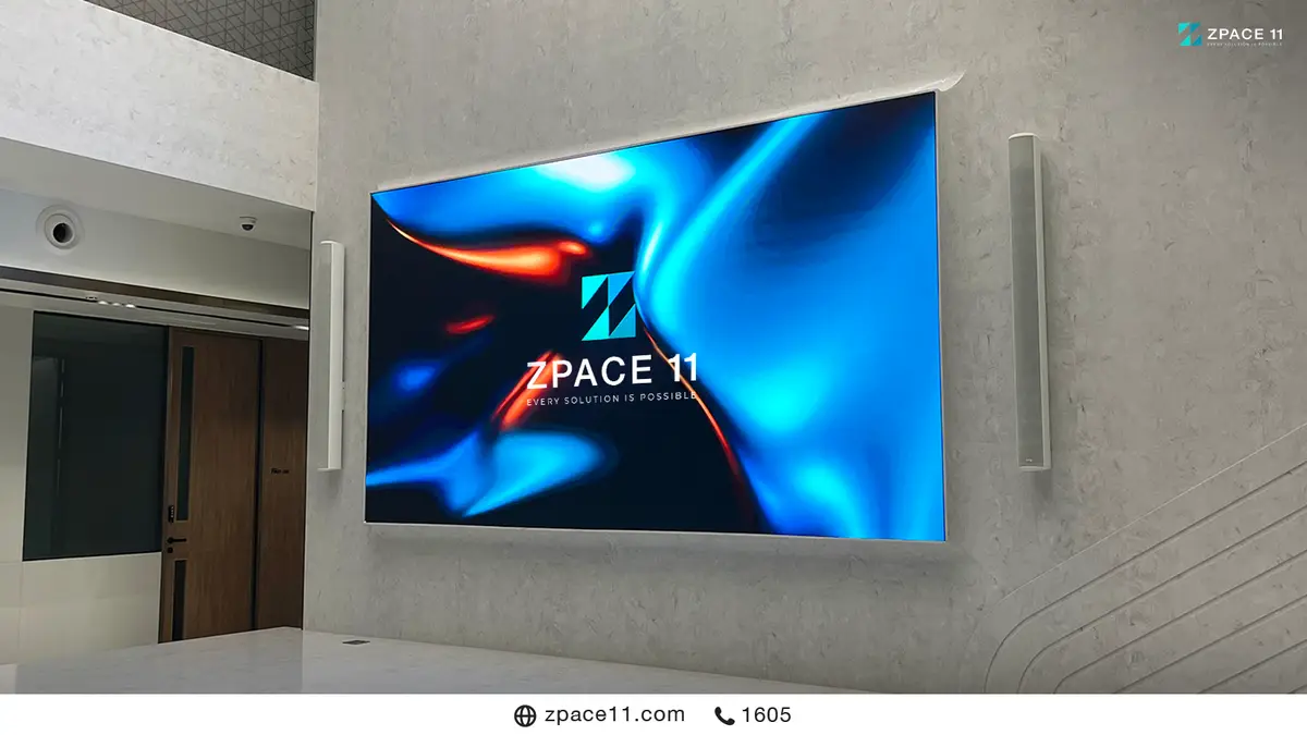 จอ LED ผนังที่แสดงโลโก้ ZPACE 11 ในโถงสำนักงานพร้อมลำโพงสองข้าง