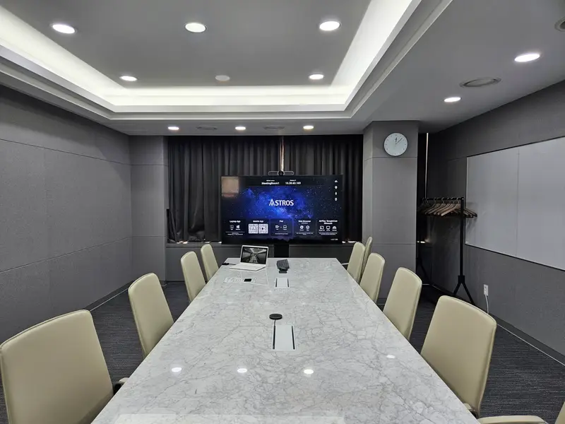 ห้องประชุมผู้บริหารที่มีหน้าจอ ASTROS บนจอ
