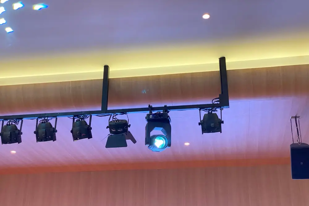 ไฟเวทีและลำโพงเหนือเวที