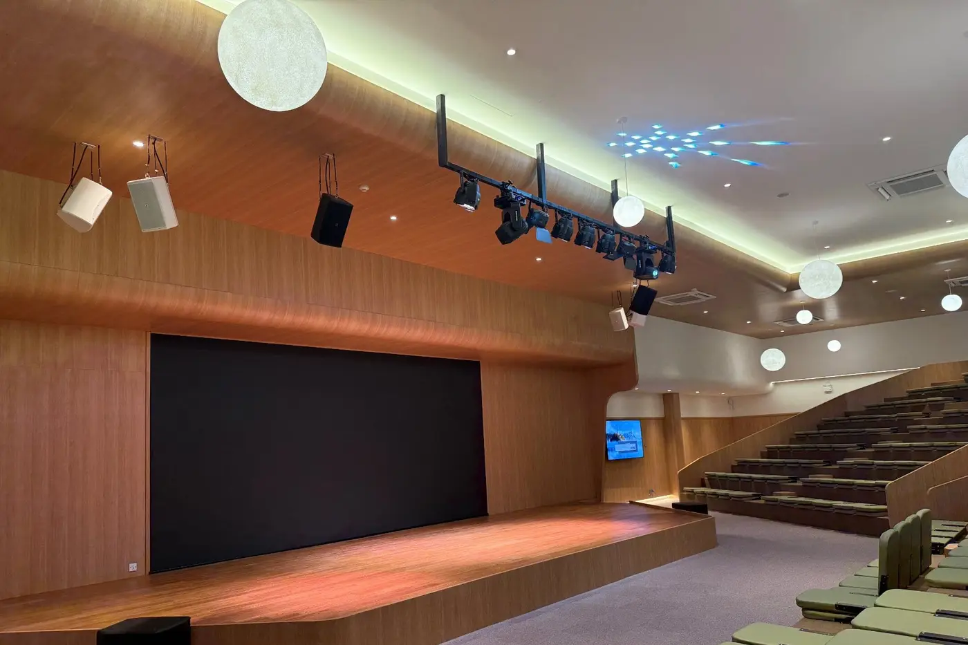 หอประชุมโรงเรียนพร้อมเวที จอ LED (ขณะปิด) และที่นั่งแบบขั้นบันได