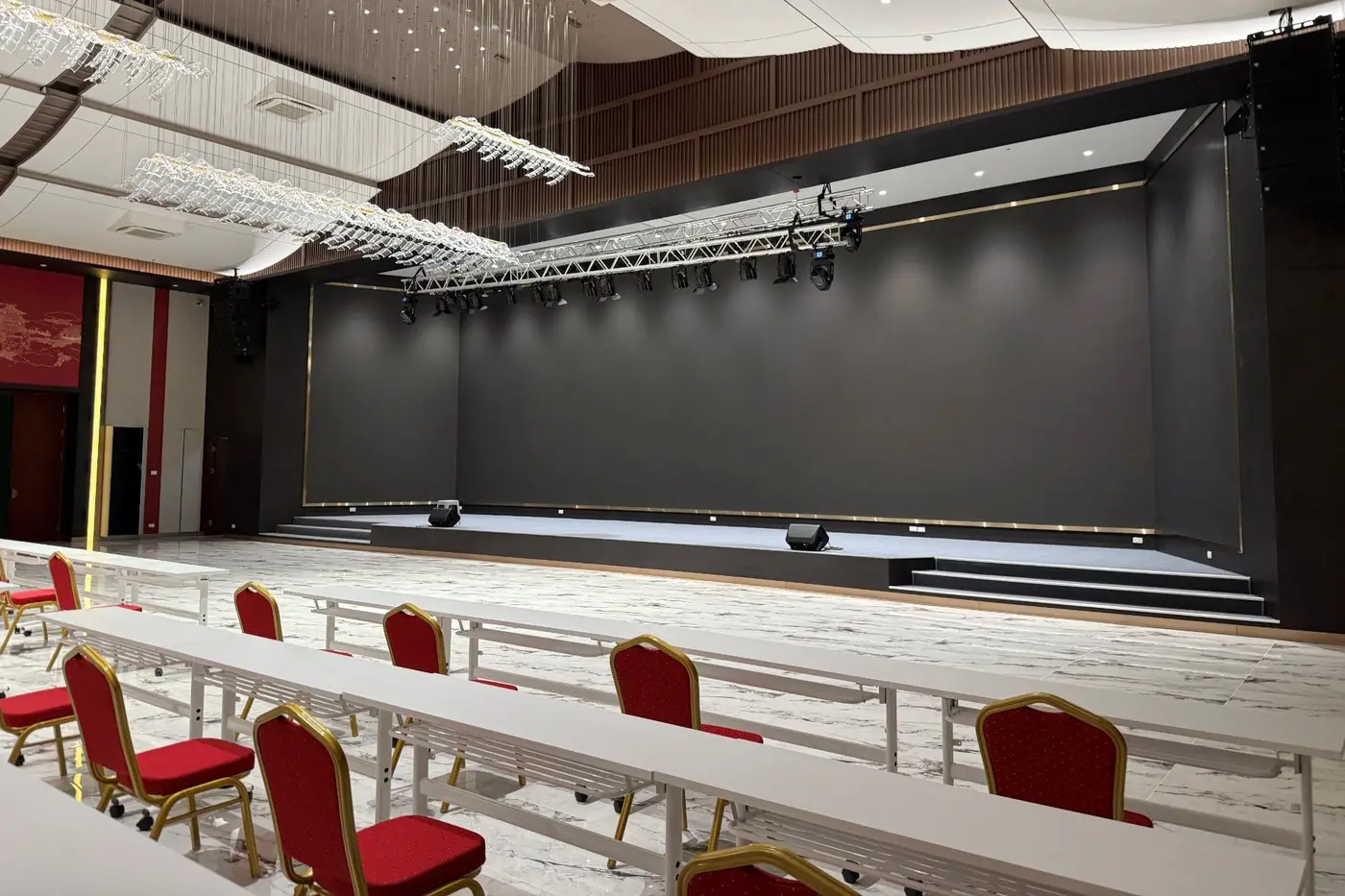 ห้องจัดงานพร้อมจอ LED บนเวทีแบบกว้าง (ขณะปิด) และโครงไฟ