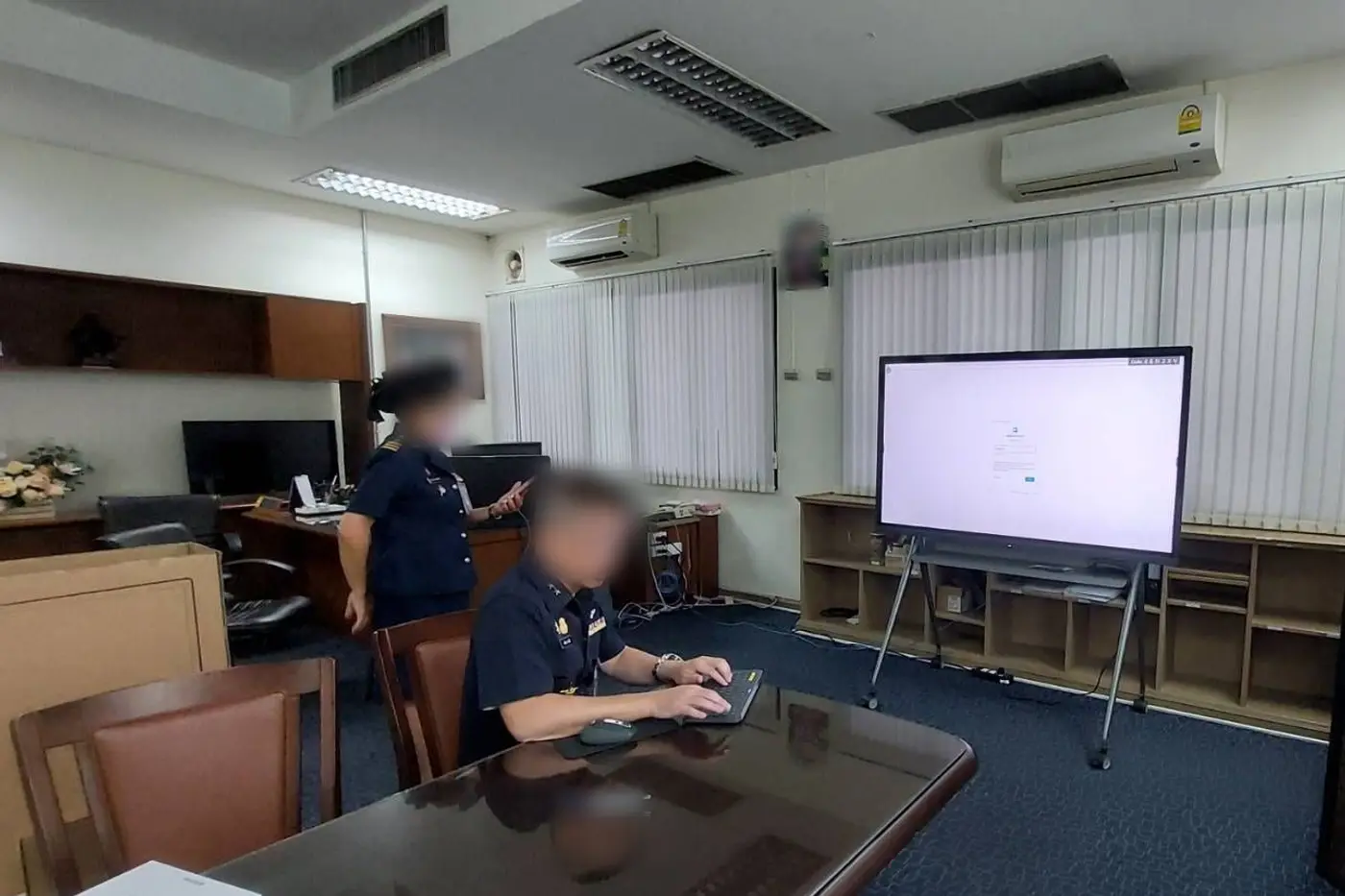 จอ Interactive บนขาตั้งแบบเคลื่อนที่ในห้องประชุมของโรงพยาบาล
