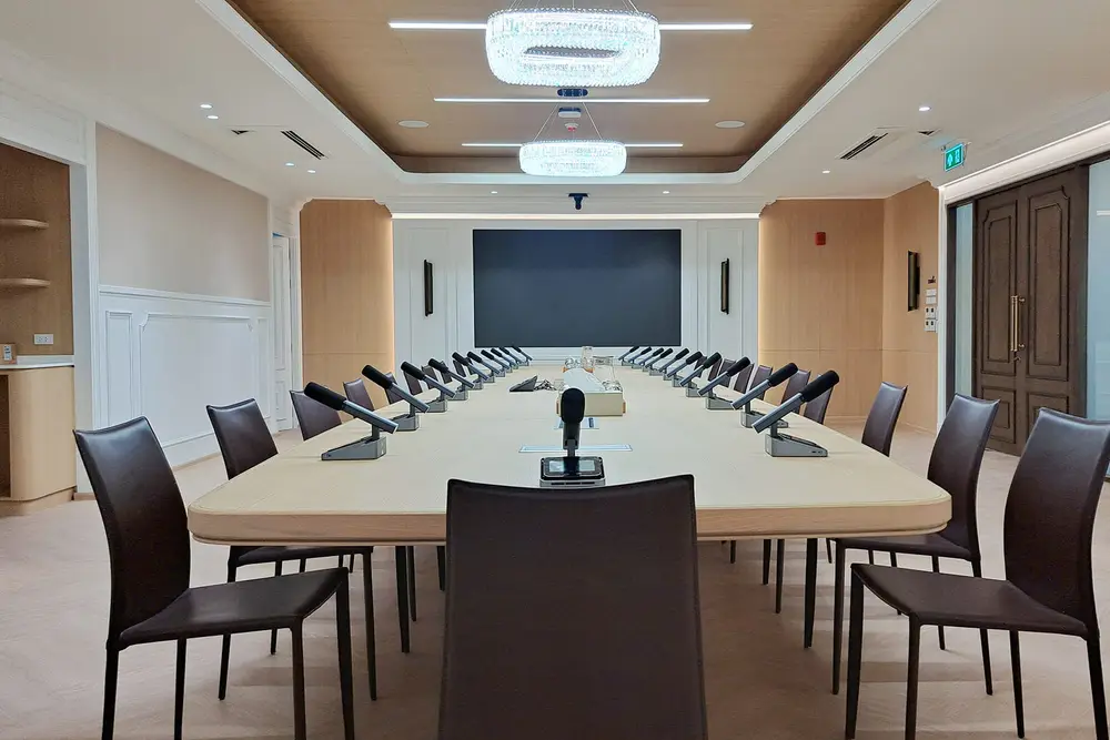 ห้องประชุมผู้บริหาร พร้อมไมโครโฟนประจำทุกที่นั่ง
