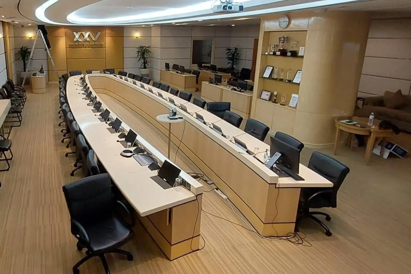 ห้องประชุมผู้บริหารโต๊ะโค้ง พร้อมไมโครโฟนและจอแบบยกขึ้นลง