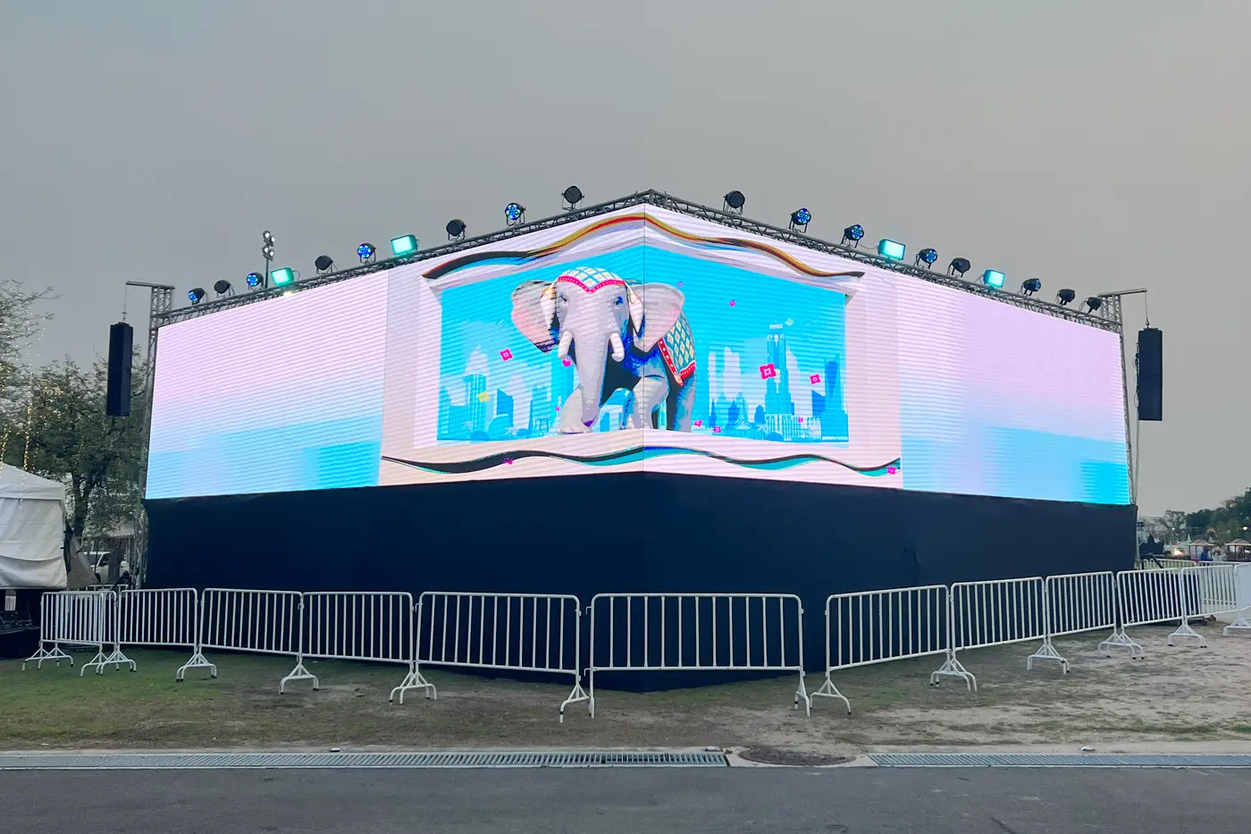 โครงสร้างจอ LED สามด้านในงานมหาสงกรานต์ 2024 แสดงภาพช้าง