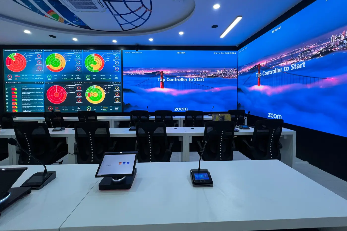 ห้องติดตามสถานการณ์ของ MRC พร้อมจอ LED รูปตัว L