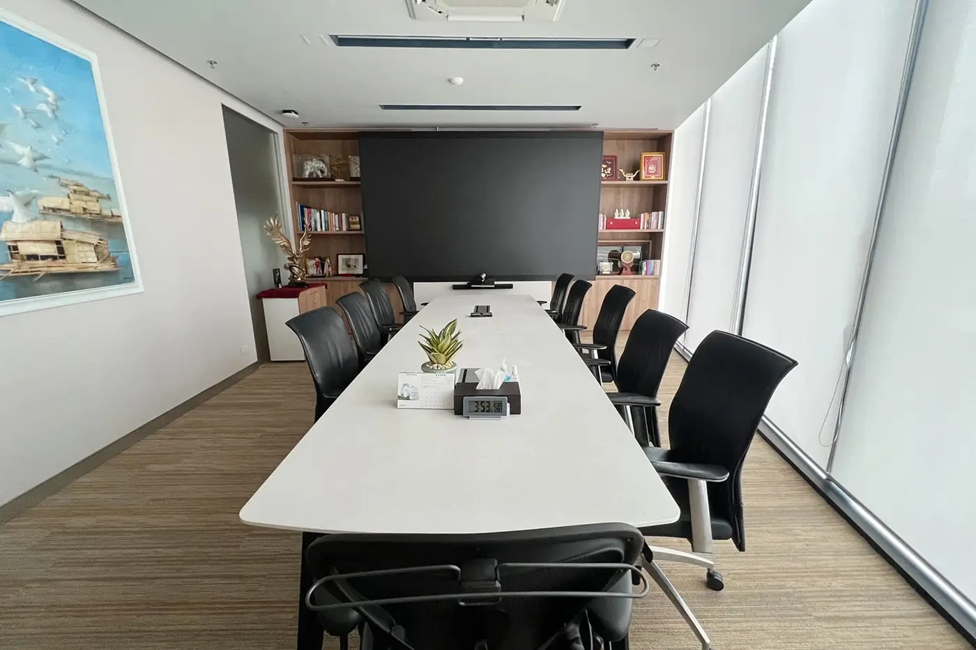 ห้องประชุมผู้บริหารมิตรผล พร้อมจอ LED ระหว่างชั้นหนังสือ