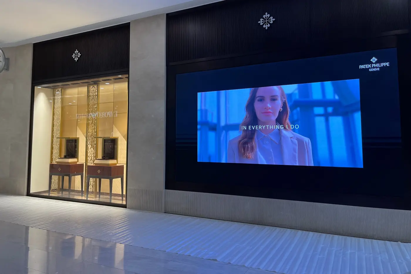 หน้าร้าน Patek Philippe พร้อมจอ LED ขนาดใหญ่