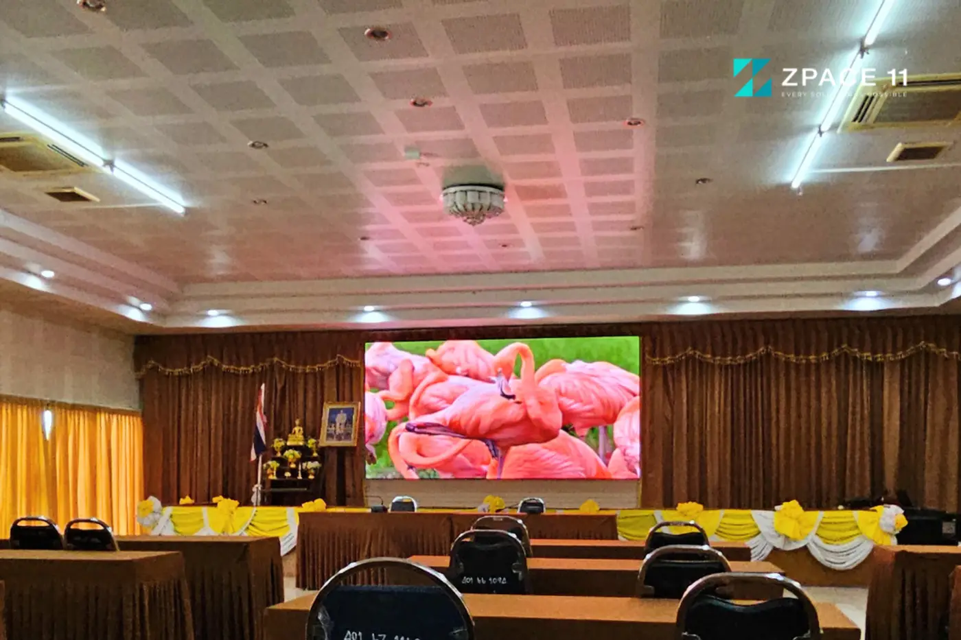 ห้องประชุมเทศบาลตำบลพุกร่าง พร้อมจอ LED แสดงภาพนกฟลามิงโก