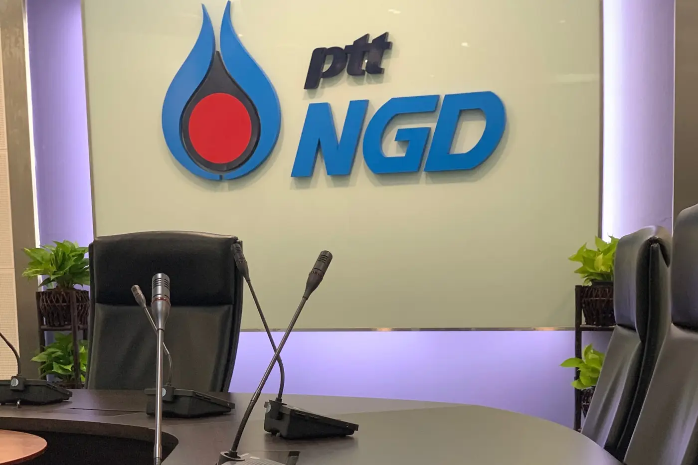 ไมโครโฟนห้องประชุม ด้านหน้าโลโก้ PTT NGD