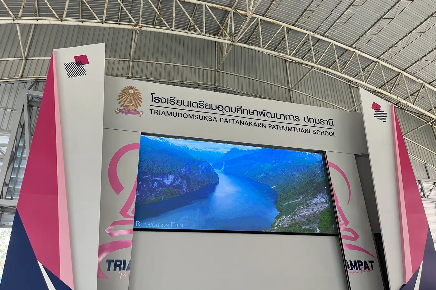จอ LED กลางแจ้งบนเวทีโรงเรียน TUPPT