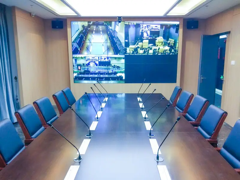 โต๊ะประชุมยาวพร้อมไมโครโฟนประชุมและวิดีโอวอลล์
