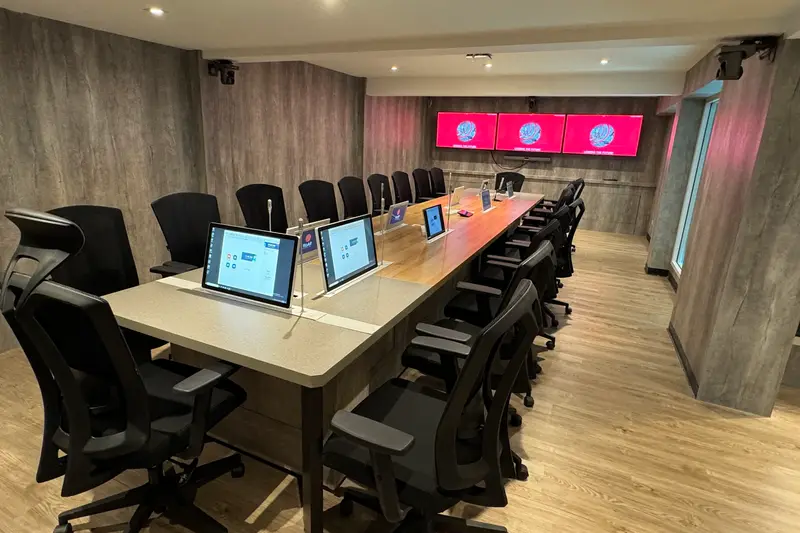 ห้องประชุมผู้บริหารแบบไฮบริด พร้อมจอสัมผัสไร้กระดาษทุกที่นั่ง