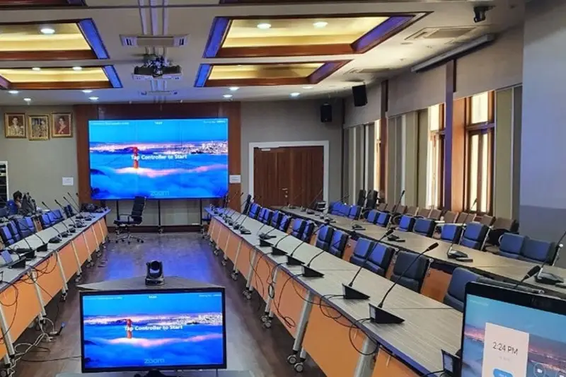 ห้องประชุมใหญ่ พร้อมจอ LED ไมโครโฟนประชุม และกล้อง PTZ