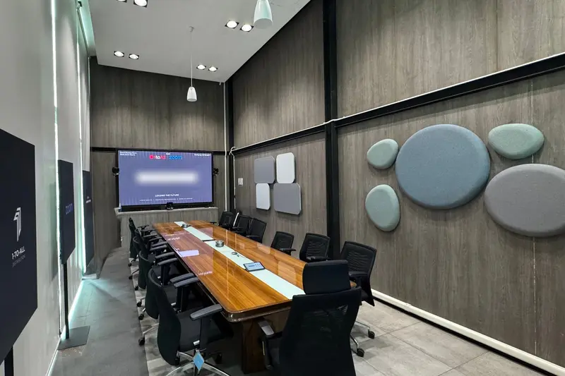 ห้องประชุมขนาดกลาง พร้อมกล้องติดตามผู้พูดและจอขนาดใหญ่