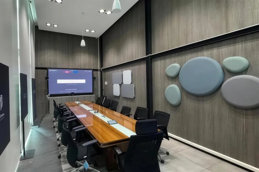 ห้องประชุมพร้อมแผ่นซับเสียงที่โชว์รูม