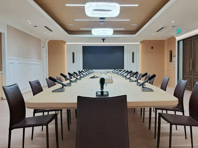 ห้องประชุมผู้บริหารที่มีไมโครโฟนประชุมทุกที่นั่ง