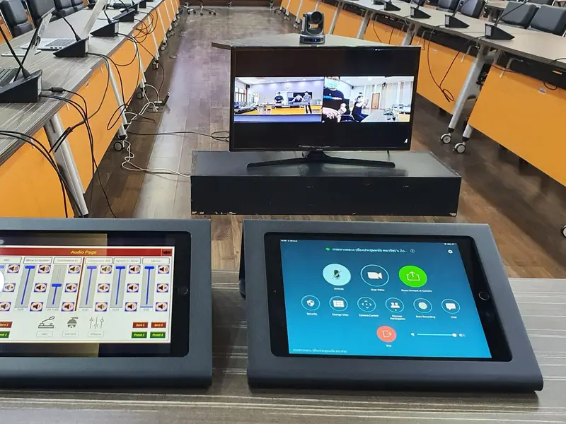 จอควบคุมแบบสัมผัสสำหรับระบบเสียงและ Zoom Rooms บนโต๊ะประชุม