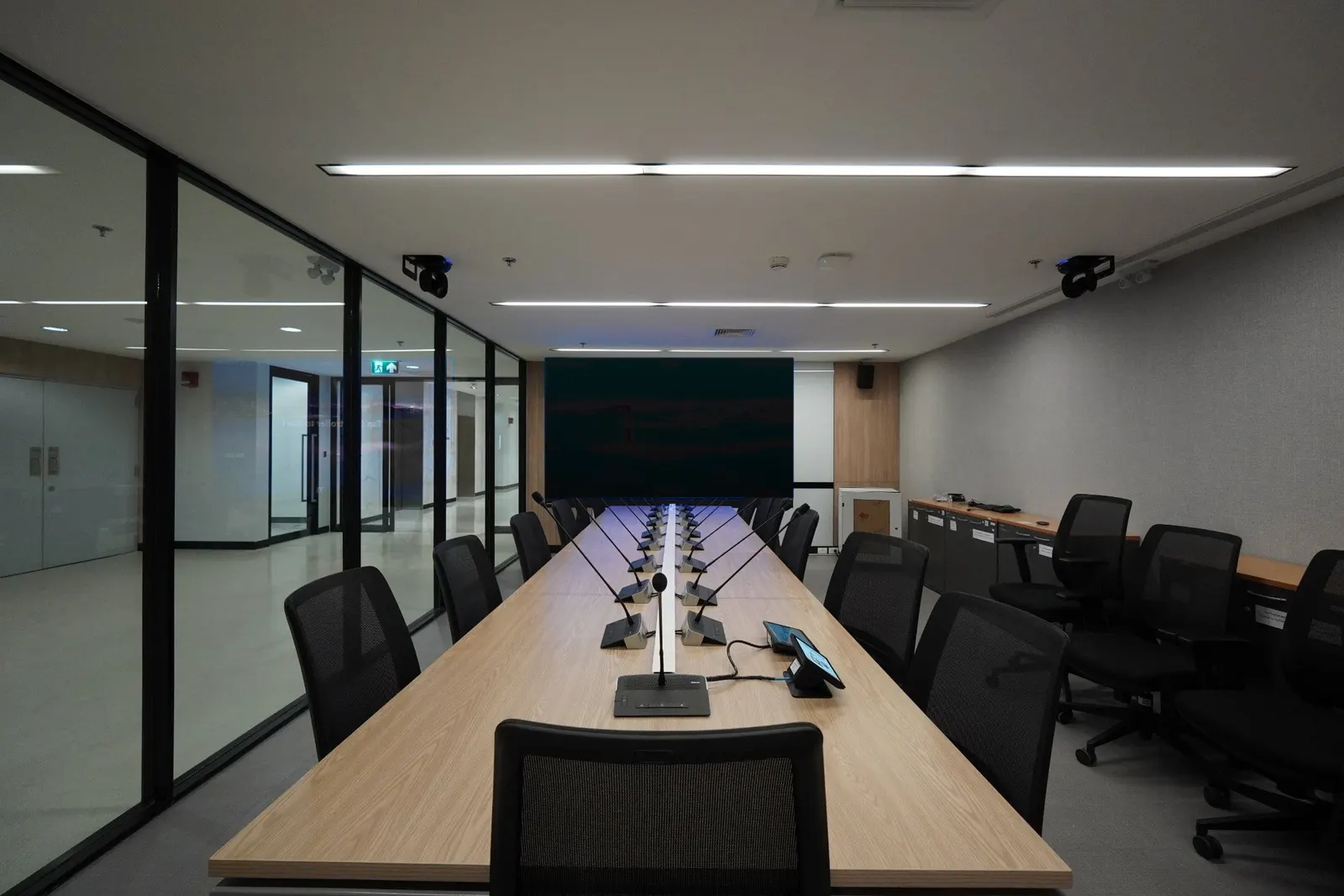 ห้องประชุมผู้บริหารที่ปิดจอและเปิดไฟห้อง