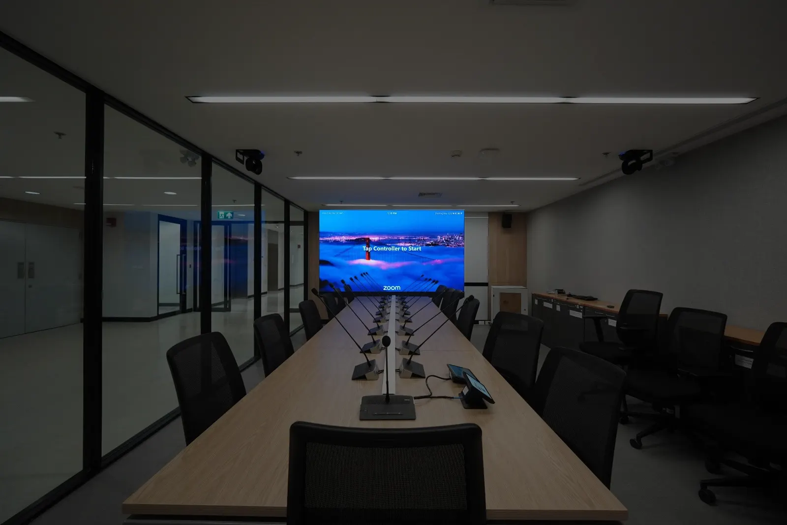 ห้องประชุมเดียวกันที่จอสว่างและไฟหรี่ลง